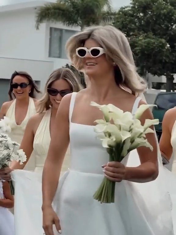 Margot Robbie con vestido blanco va al altar pero con su mejor amiga