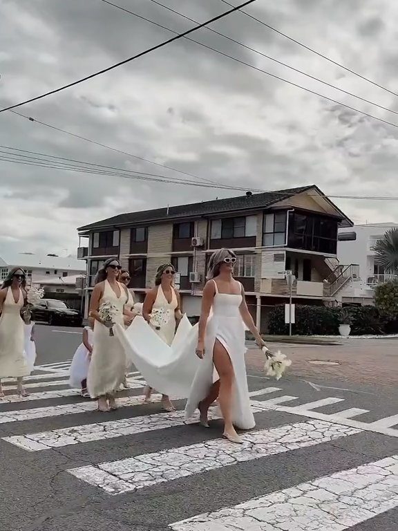 Margot Robbie con vestido blanco va al altar pero con su mejor amiga