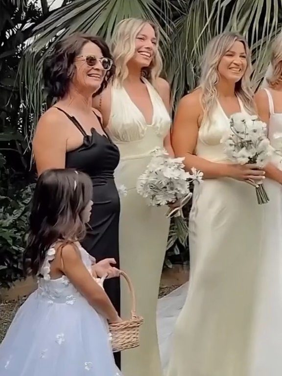 Margot Robbie con vestido blanco va al altar pero con su mejor amiga