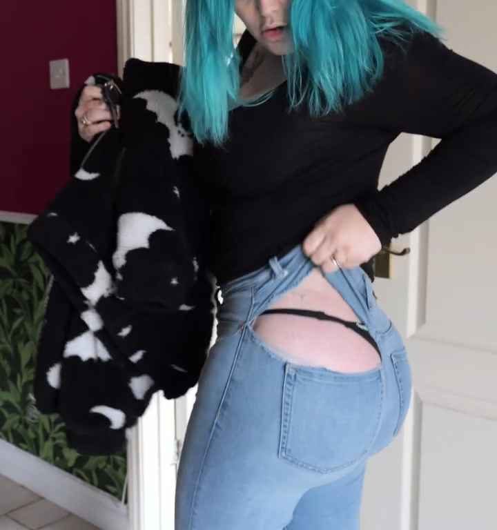 Modella con protesi al sedere gigante scopre che non può avere i jeans