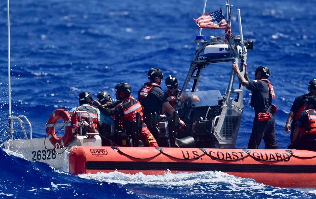 Naufragés sur une île déserte, ils se sauvent en écrivant "au secours" avec des palmiers