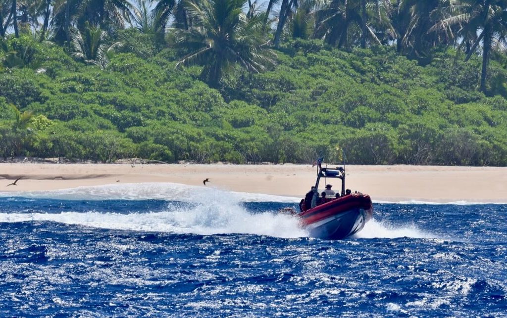 Náufragos en una isla desierta se salvan escribiendo "ayuda" con palmeras