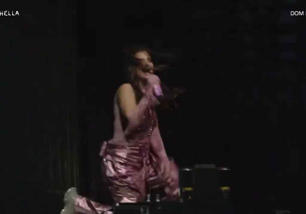 Nelly Furtado s'écrase et saigne du sang sur scène à Coachella