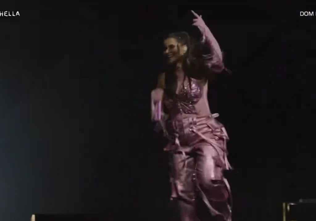 Nelly Furtado al Coachella si schianta e si ferisce sangue sul palco