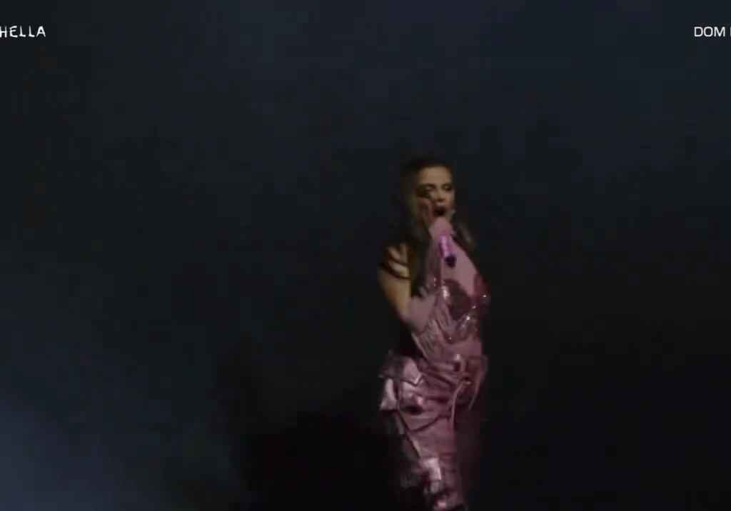 Nelly Furtado al Coachella si schianta e si ferisce sangue sul palco