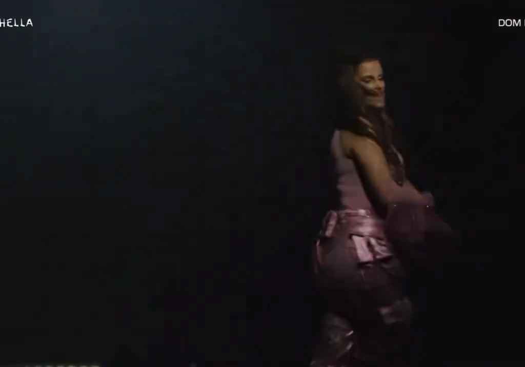 Nelly Furtado al Coachella si schianta e si ferisce sangue sul palco