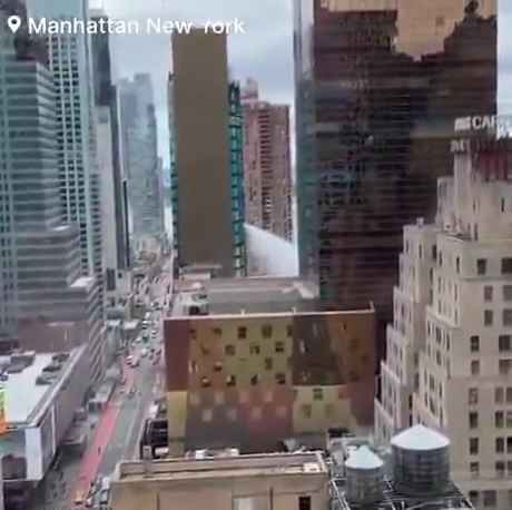 New York, grattacielo inizia a "fare pipì": migliaia di litri d'acqua in strada