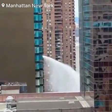 New York, grattacielo inizia a "fare pipì": migliaia di litri d'acqua in strada