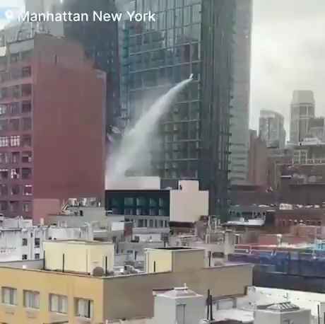 New York, grattacielo inizia a "fare pipì": migliaia di litri d'acqua in strada