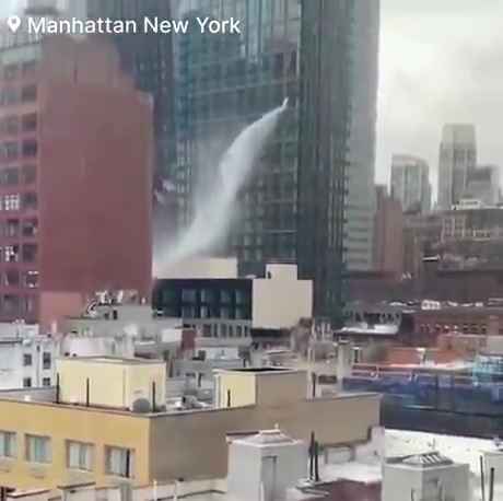 New York, grattacielo inizia a "fare pipì": migliaia di litri d'acqua in strada