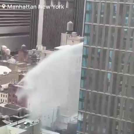 New York, grattacielo inizia a "fare pipì": migliaia di litri d'acqua in strada