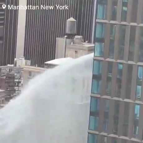 New York, grattacielo inizia a "fare pipì": migliaia di litri d'acqua in strada