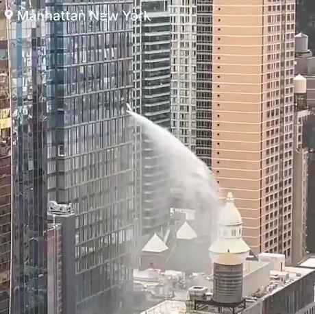 New York, grattacielo inizia a "fare pipì": migliaia di litri d'acqua in strada