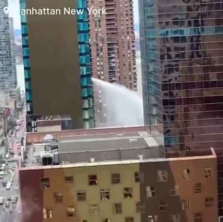 New York, grattacielo inizia a "fare pipì": migliaia di litri d'acqua in strada