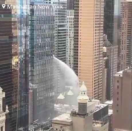 New York, grattacielo inizia a "fare pipì": migliaia di litri d'acqua in strada