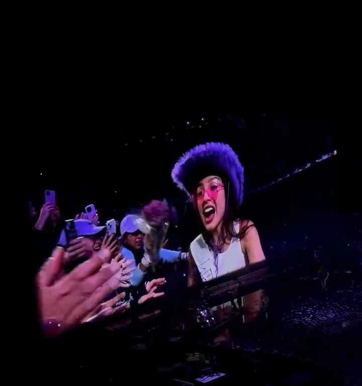 Olivia Rodrigo recibe un puñetazo en la cara por parte de un fan en el concierto