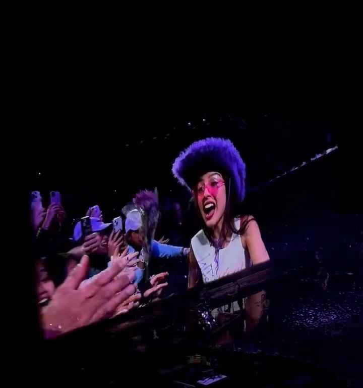 Olivia Rodrigo recibe un puñetazo en la cara por parte de un fan en el concierto