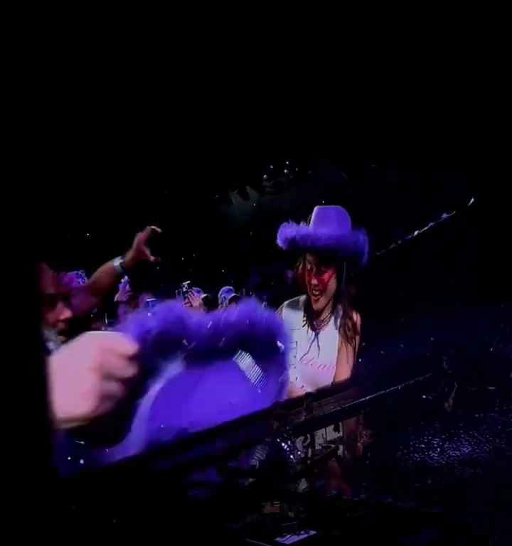 Olivia Rodrigo recibe un puñetazo en la cara por parte de un fan en el concierto