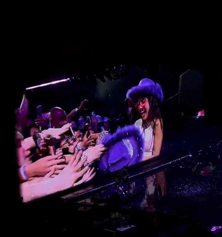 Olivia Rodrigo recibe un puñetazo en la cara por parte de un fan en el concierto