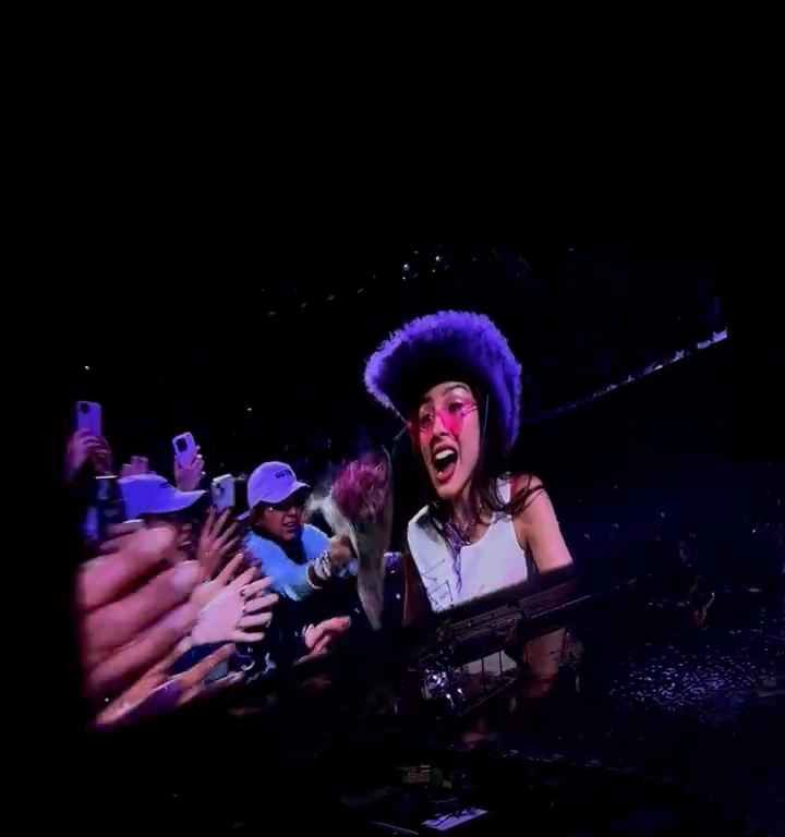 Olivia Rodrigo recibe un puñetazo en la cara por parte de un fan en el concierto