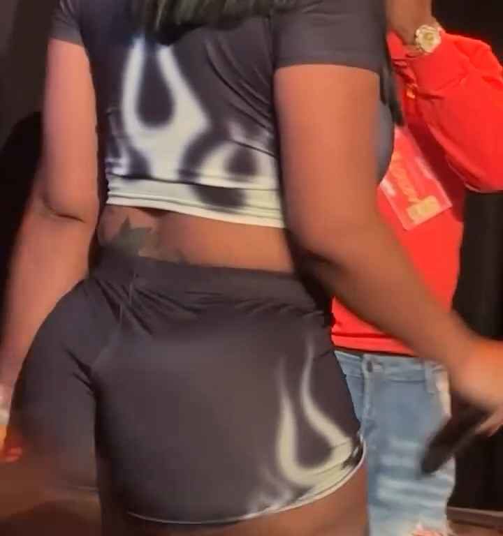 Tapoter les fesses du rappeur Stunna Girl pendant un concert : une bagarre éclate