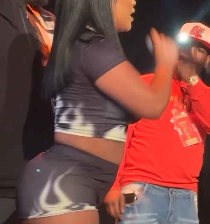 Pacca sul sedere alla rapper Stunna Girl durante concerto: scatta la rissa