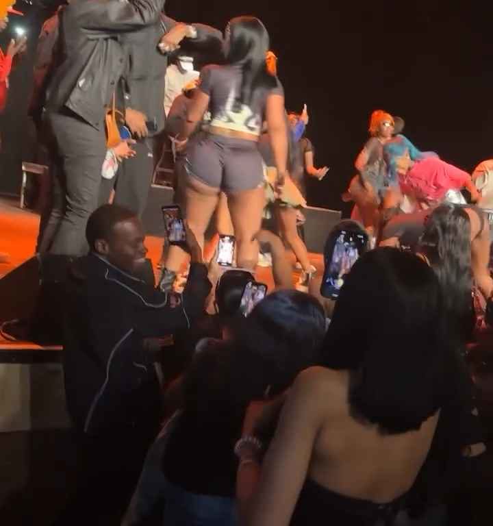 Tapoter les fesses du rappeur Stunna Girl pendant un concert : une bagarre éclate