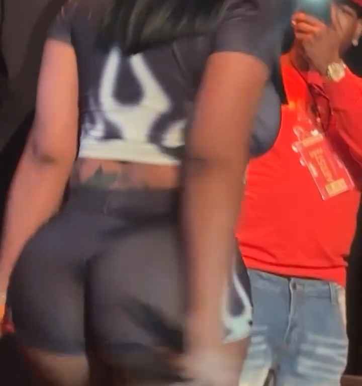 Tapoter les fesses du rappeur Stunna Girl pendant un concert : une bagarre éclate