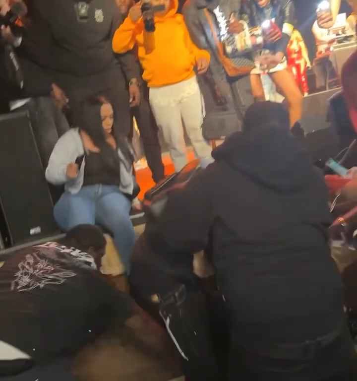 Tapoter les fesses du rappeur Stunna Girl pendant un concert : une bagarre éclate