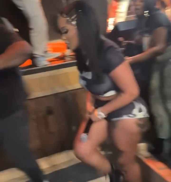 Tapoter les fesses du rappeur Stunna Girl pendant un concert : une bagarre éclate