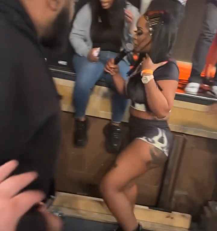 Tapoter les fesses du rappeur Stunna Girl pendant un concert : une bagarre éclate