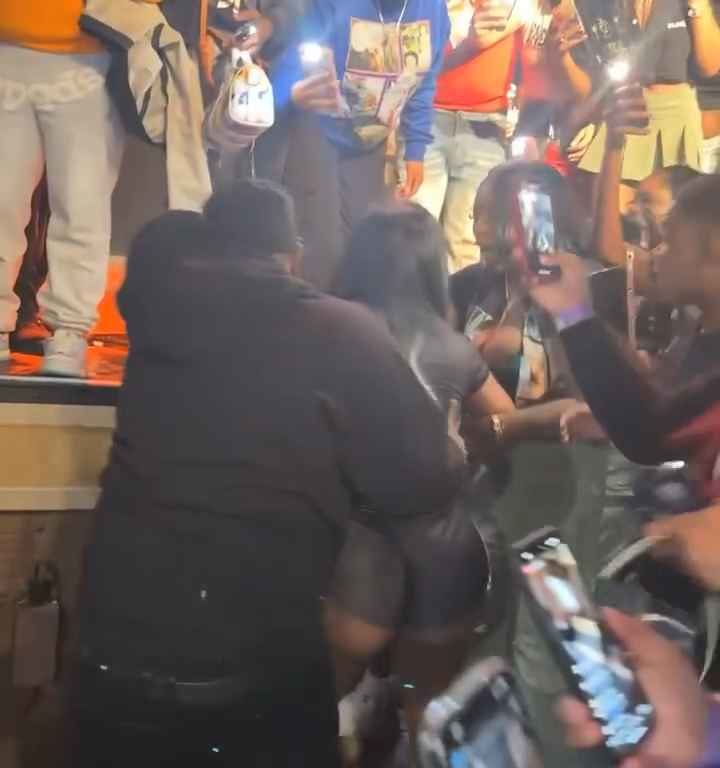 Tapoter les fesses du rappeur Stunna Girl pendant un concert : une bagarre éclate