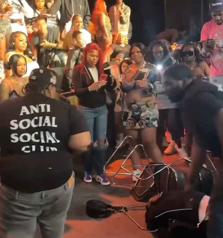 Tapoter les fesses du rappeur Stunna Girl pendant un concert : une bagarre éclate