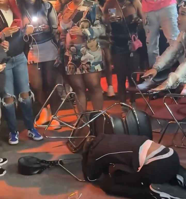 Pacca sul sedere alla rapper Stunna Girl durante concerto: scatta la rissa