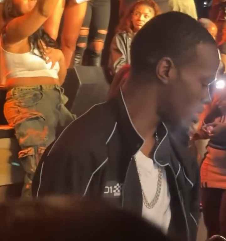 Tapoter les fesses du rappeur Stunna Girl pendant un concert : une bagarre éclate