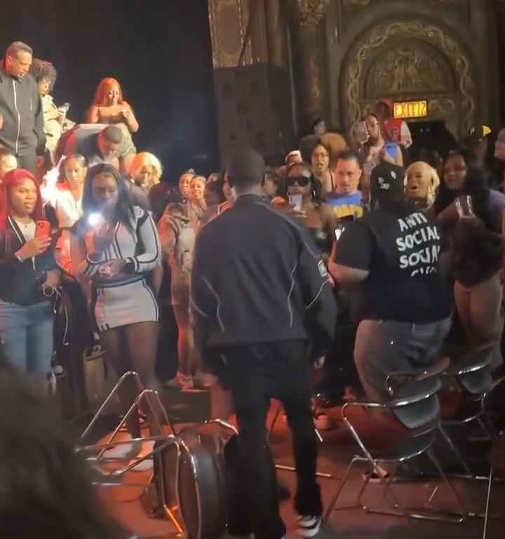 Pacca sul sedere alla rapper Stunna Girl durante concerto: scatta la rissa