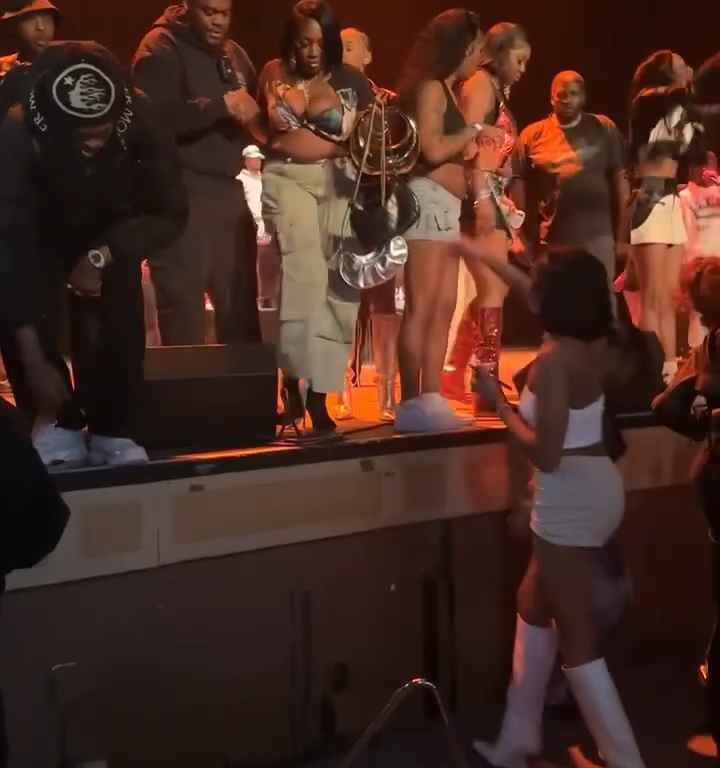 Tapoter les fesses du rappeur Stunna Girl pendant un concert : une bagarre éclate