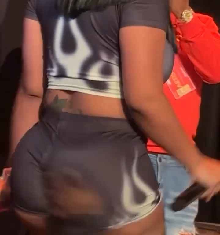 Tapoter les fesses du rappeur Stunna Girl pendant un concert : une bagarre éclate