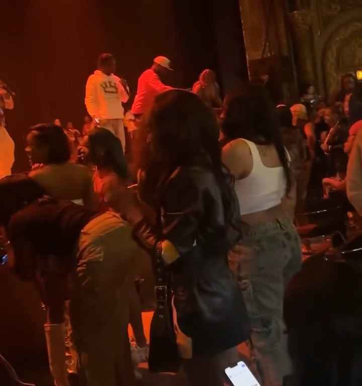 Tapoter les fesses du rappeur Stunna Girl pendant un concert : une bagarre éclate