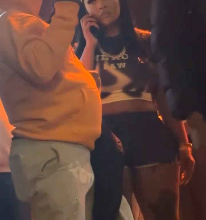 Tapoter les fesses du rappeur Stunna Girl pendant un concert : une bagarre éclate