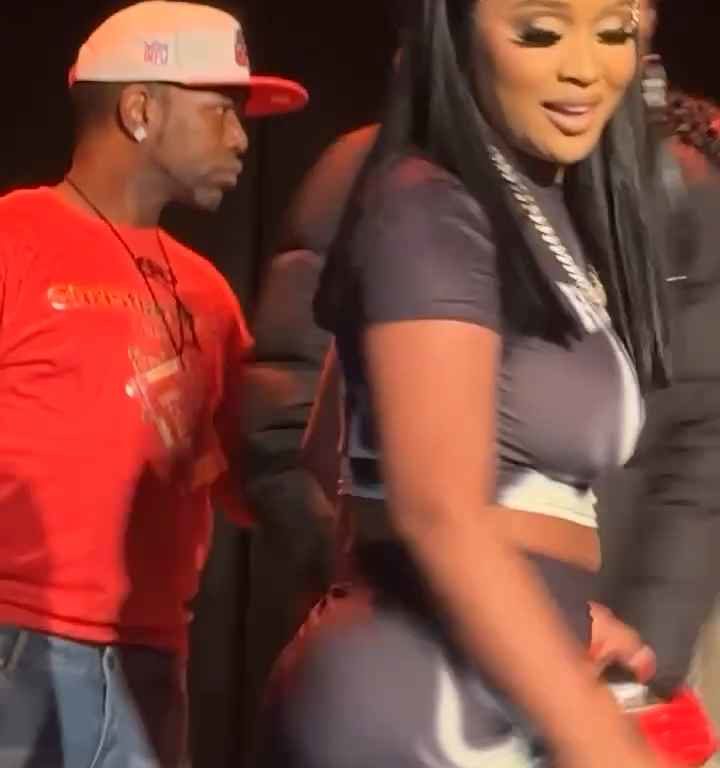 Tapoter les fesses du rappeur Stunna Girl pendant un concert : une bagarre éclate