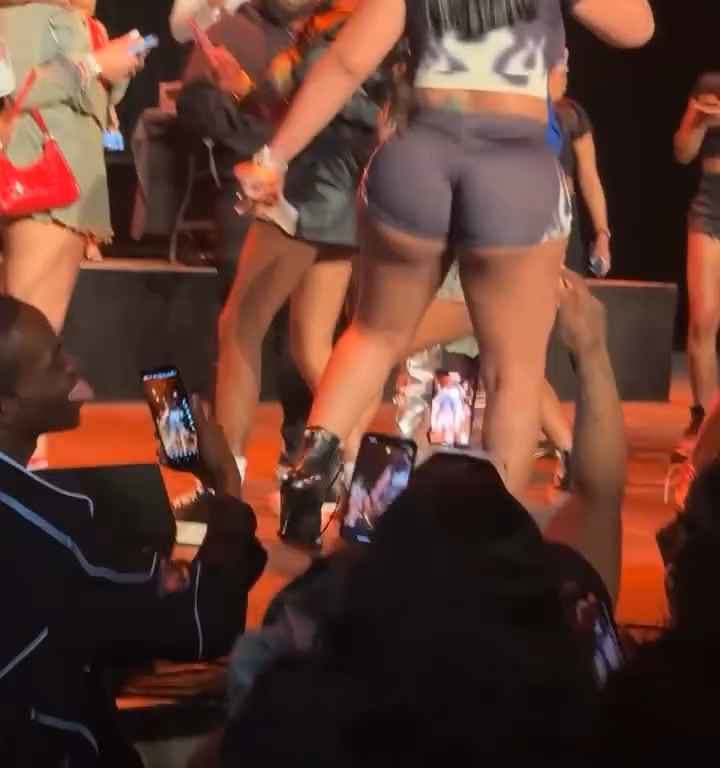 Tapoter les fesses du rappeur Stunna Girl pendant un concert : une bagarre éclate