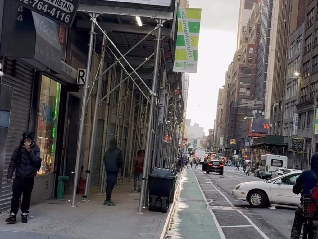 Peur à New York, une voiture grimpe sur le trottoir et poursuit un piéton vidéo