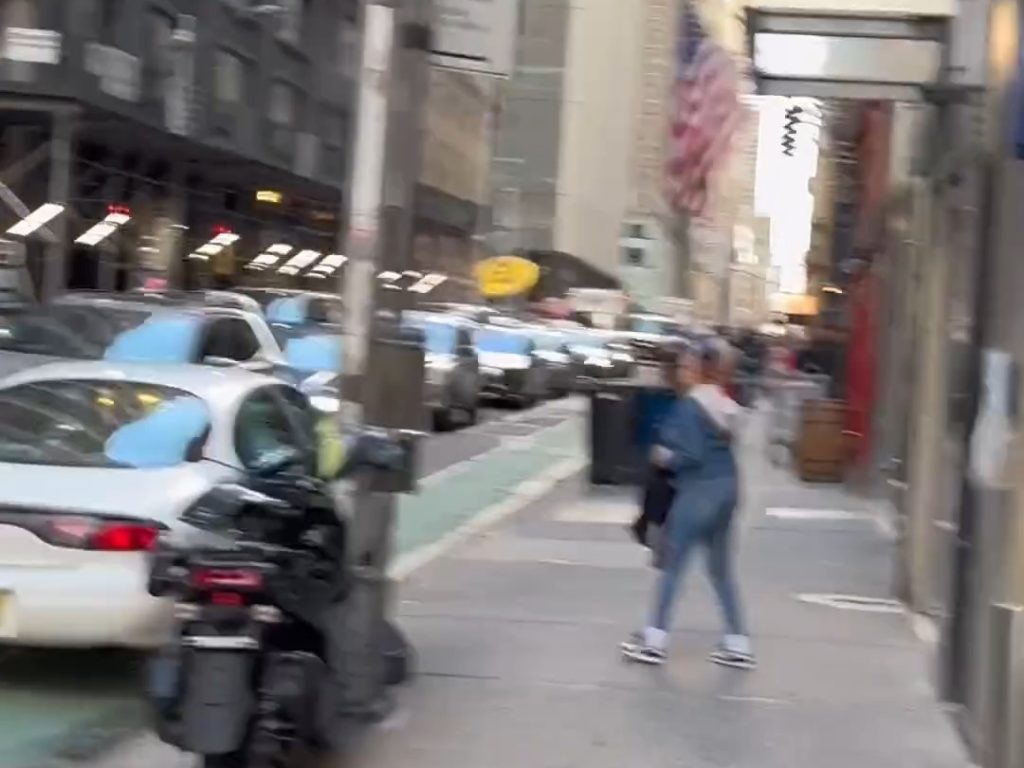 Peur à New York, une voiture grimpe sur le trottoir et poursuit un piéton vidéo