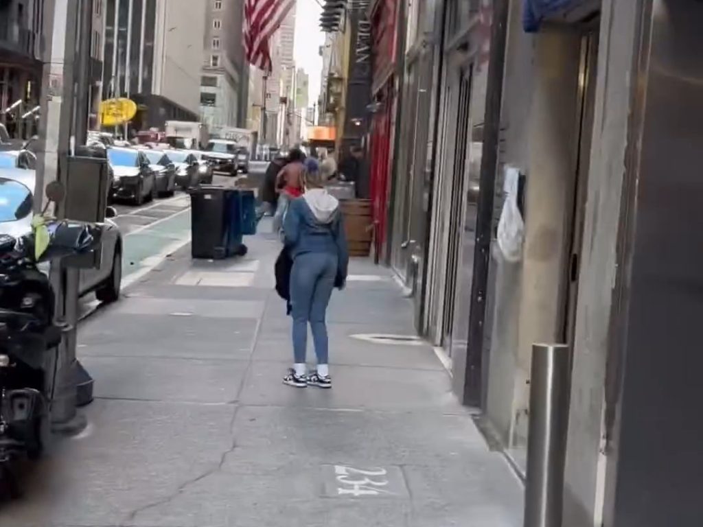 Peur à New York, une voiture grimpe sur le trottoir et poursuit un piéton vidéo