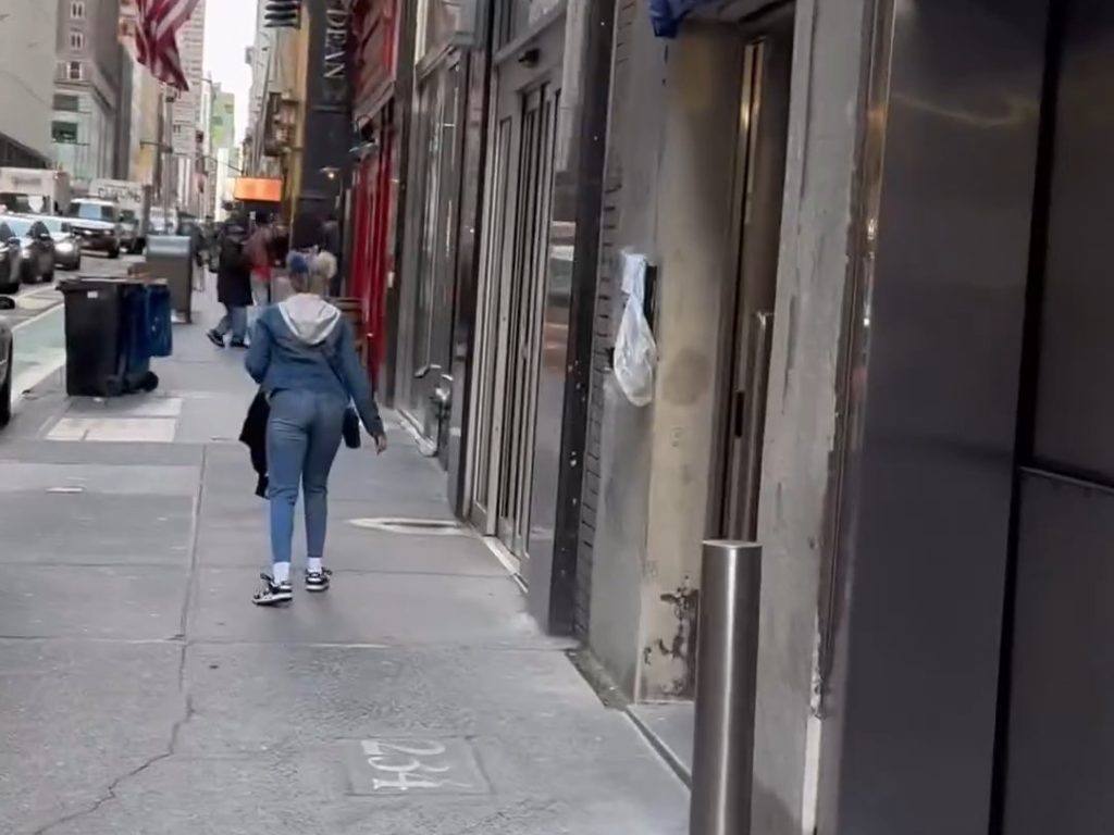 Peur à New York, une voiture grimpe sur le trottoir et poursuit un piéton vidéo