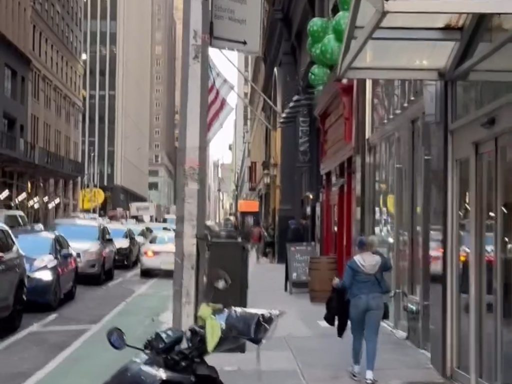 Peur à New York, une voiture grimpe sur le trottoir et poursuit un piéton vidéo