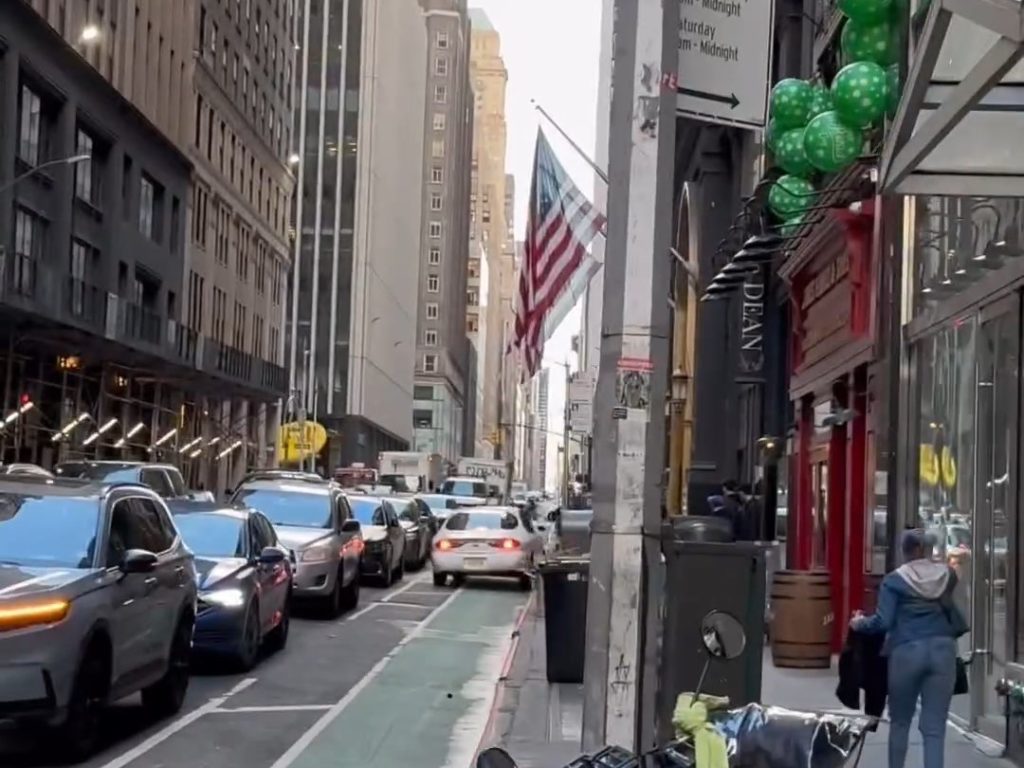 Peur à New York, une voiture grimpe sur le trottoir et poursuit un piéton vidéo