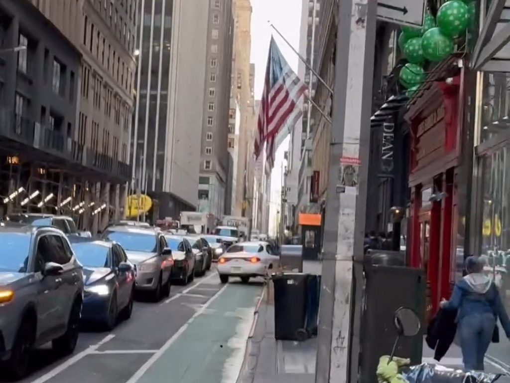 Peur à New York, une voiture grimpe sur le trottoir et poursuit un piéton vidéo