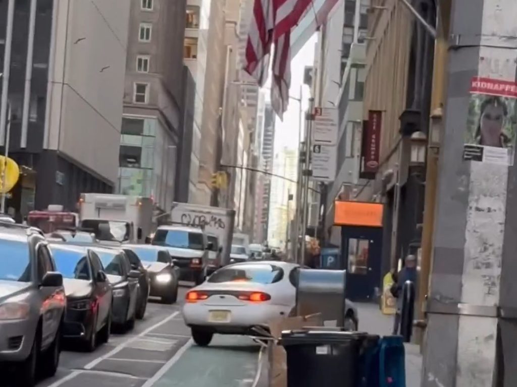 Peur à New York, une voiture grimpe sur le trottoir et poursuit un piéton vidéo